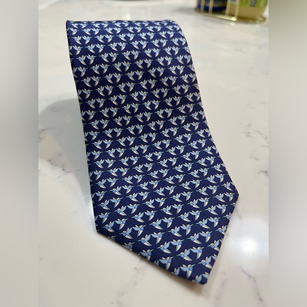 Excellent used condition hummingbird pattern men’s silk necktie by Ferragamo.